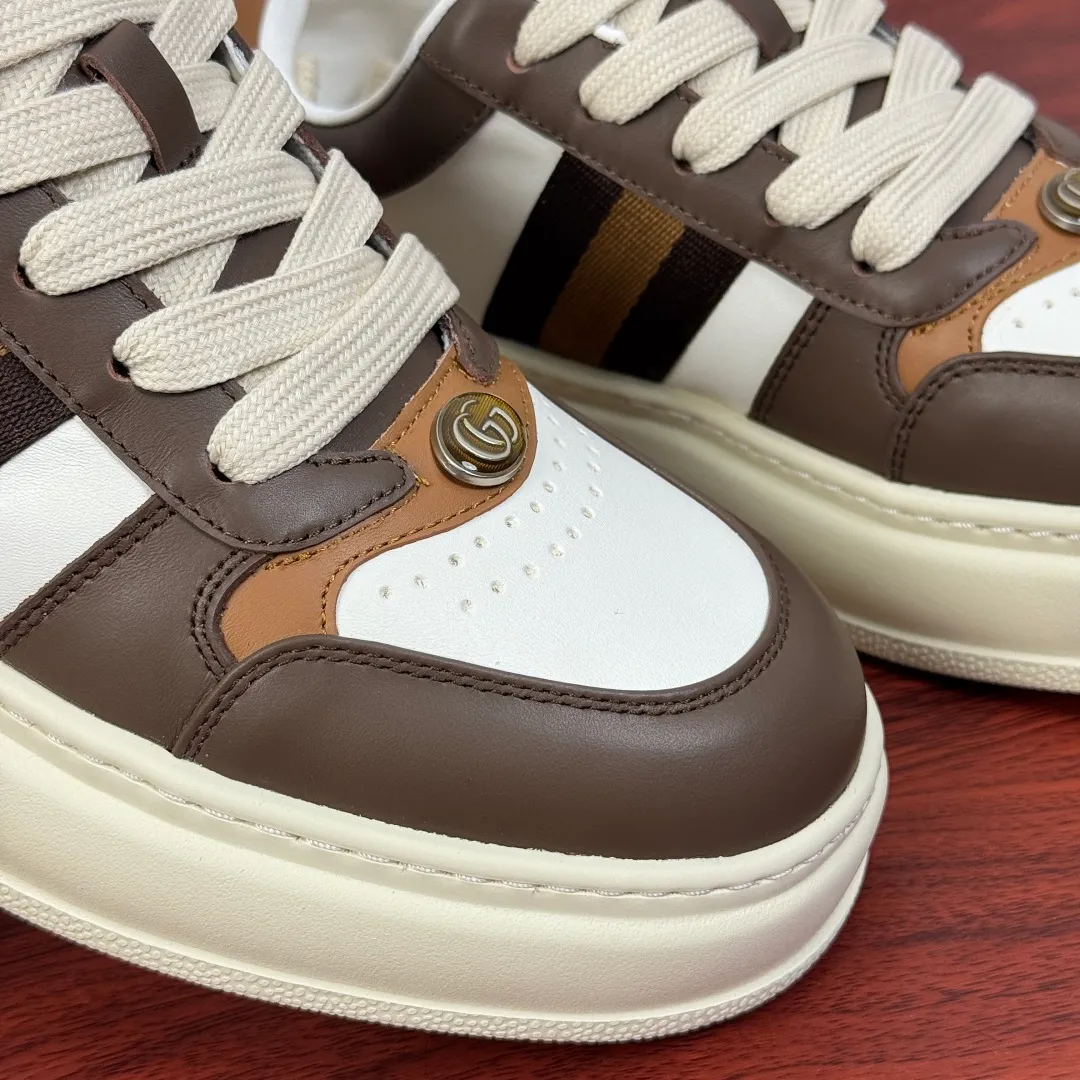 Batch 800 Gucci/Gucci new autumn men's leather sneakers thick-soled lightweight biscuit shoes! In the 2025 autumn and winter series, this sneaker adopts a thick-soled structure and cleverly uses the triple elements of silhouette design, color matching and material. Showcase retro style. This shoe is crafted from cow leather with webbing details and features a lightweight rubber sole for added sophistication. Multiple leathers are finely tailored and precision motorcycle composite splicing creates a full sense of layering. Full calfskin lining and insole with gold-tone logo lettering and badge detailing. There is a GG brand logo buckle on the toe, classic webbing embellishment, 5CM thickened lightweight rubber sole, air-glue stitching process, long-lasting wear without opening the glue and excellent on-foot comfort. Flat last shape, easy to match with all types of pants, and comes with a full set of packaging! Size: 39-40-41-42-43-44 leather shoe size (38.45 can be customized) Item number: 431920 Ribbon White Coffee